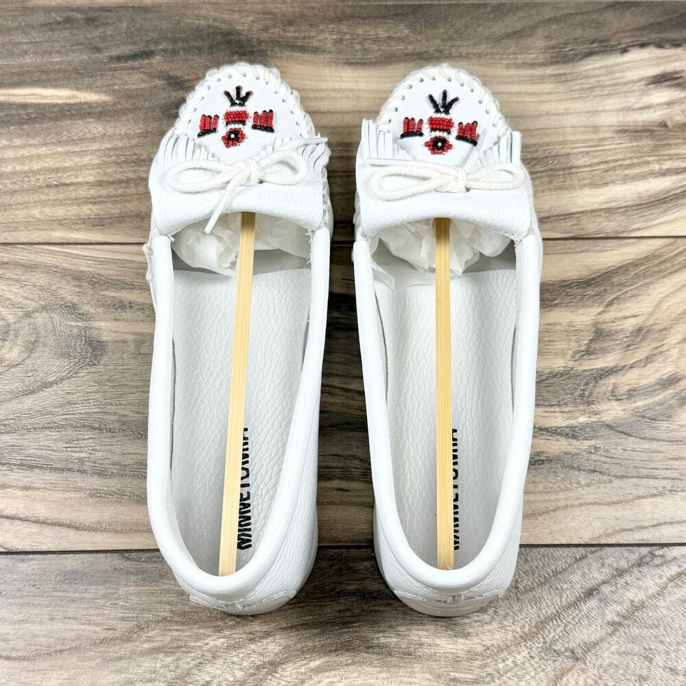 NIB Minnetonka 9 Thunderbird Boat Moccasin Flats Loafers White Smooth Leather - Picture 5 of 11